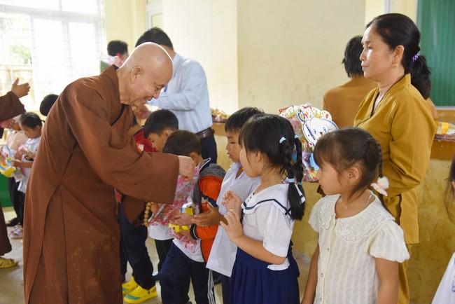 Ban Từ thiện: Tặng quà Trung Thu cho các em học sinh ở Đắk Som, Đăk Nông